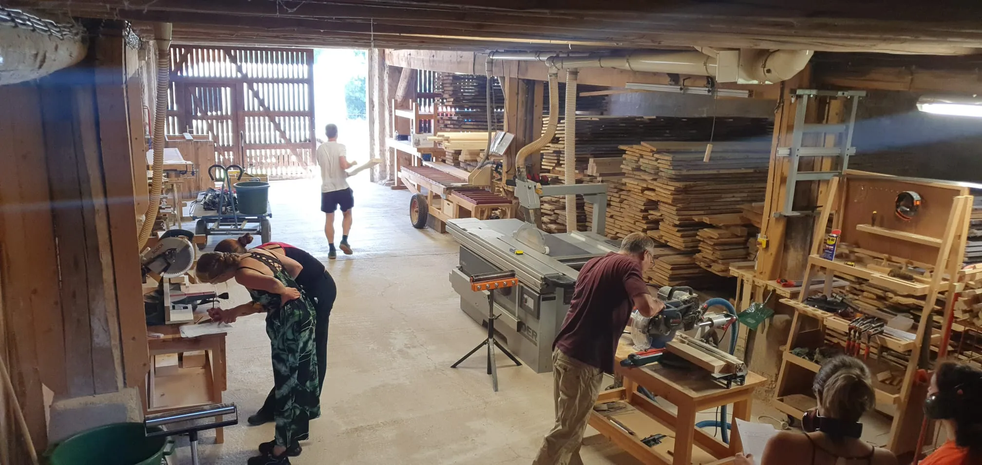 Formateurs et stagiaires dans l'atelier de menuiserie