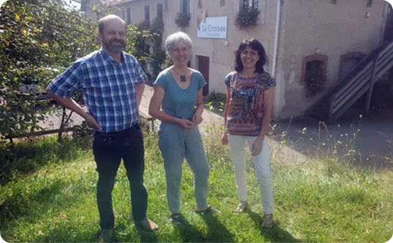 Les fondateurs de La Croisée Découverte devant le centre de formation